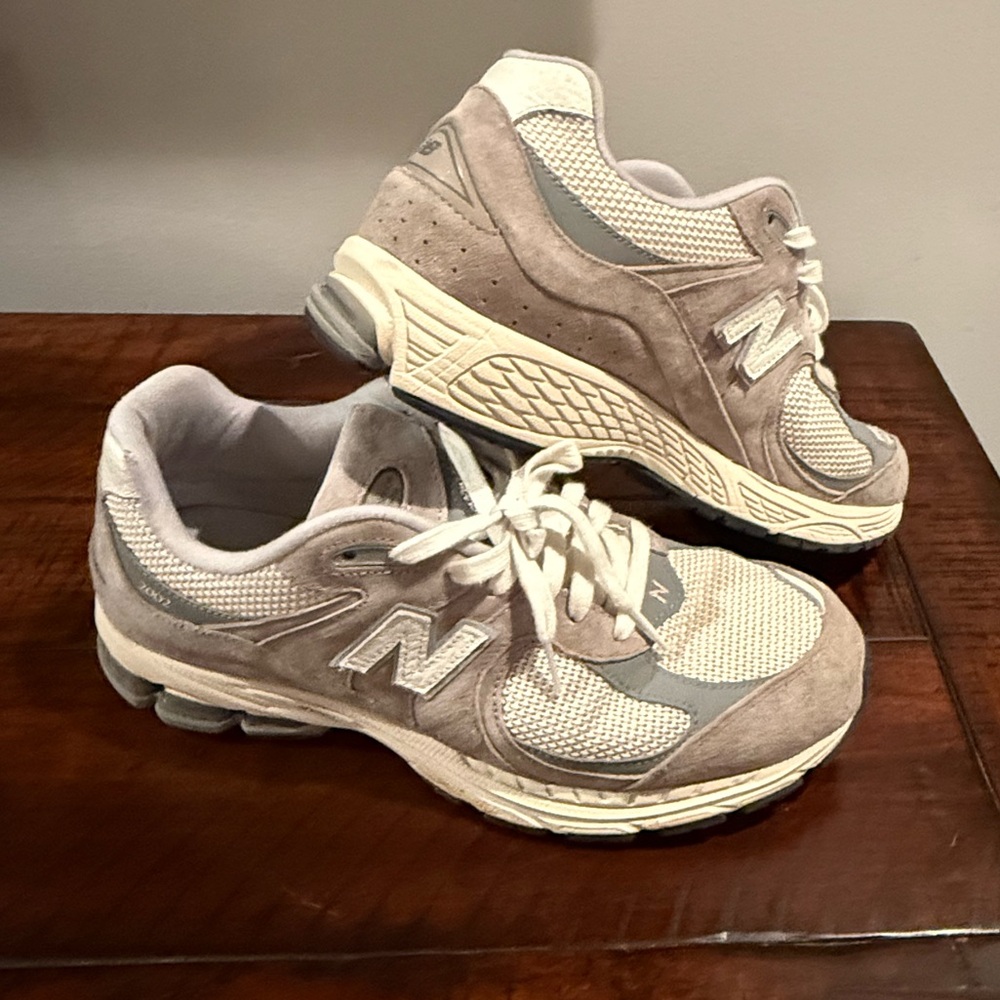 New Balance Light Gray and Off-White Athletic Shoes Size 11 mens - Picture 2 of 3